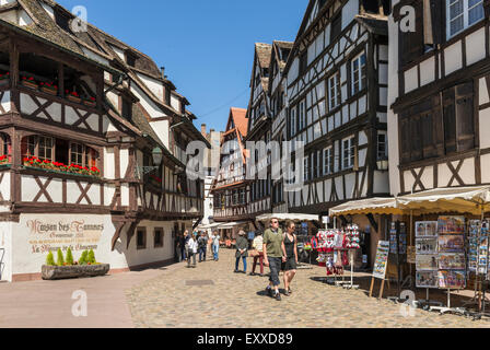 Alte mittelalterliche Straße Szene in der Altstadt La Petite France, Strasbourg, Frankreich, Europa mit Touristen Stockfoto