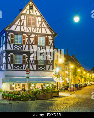 Altstadt in Colmar, Elsass Region, Frankreich, Europa mit Restaurant und mittelalterlichen Gebäuden Stockfoto