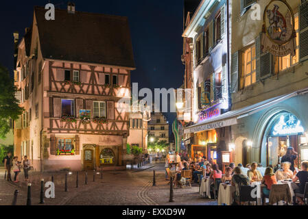 Restaurants und Cafe in der Altstadt von Colmar, Elsass, Frankreich, Europa bei Nacht Stockfoto