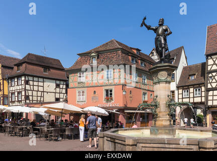 Touristen in die Altstadt in Colmar, Elsass, Frankreich, Europa Stockfoto