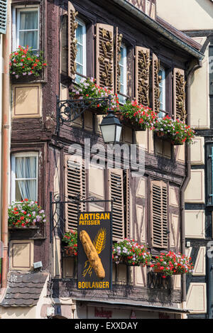 Fachwerkhaus-Shop mit Rollläden an den Fenstern, typisch für die Altstadt in Colmar, Elsass, Frankreich, Europa Stockfoto