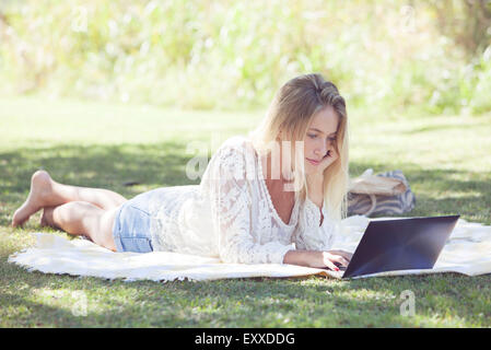 College-Student mit Laptop im park Stockfoto
