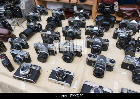 Alte klassische Kameras auf Anzeige in der Portobello Market, London, England, Großbritannien Stockfoto