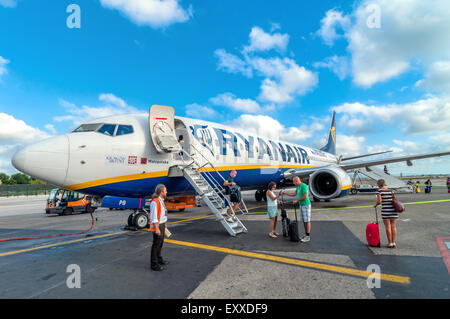 PISA, Italien - 21. August 2014: Passagiere Ausstiegsstelle Ryanair Jet-Flugzeug nach der Landung im Flughafen von Pisa, Italien. Stockfoto