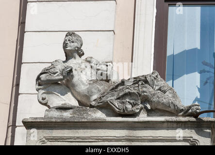 Frau liegend Statue, architektonische Details von Lemberg Altbau. Lviv ist eine Stadt in der Westukraine - Hauptstadt von Galizien historisch