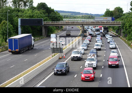 Warteschlangen Verkehr auf der Autobahn M1 in der Nähe von Barnsley, South Yorkshire. Bild: Scott Bairstow/Alamy Stockfoto