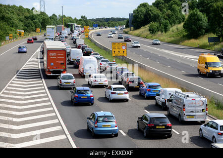 Warteschlangen Verkehr auf der Autobahn M1 in der Nähe von Barnsley, South Yorkshire. Bild: Scott Bairstow/Alamy Stockfoto