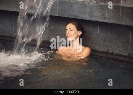 Frau im Whirlpool einweichen Stockfoto