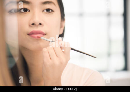 Frau Auftragen von Lippenstift Stockfoto