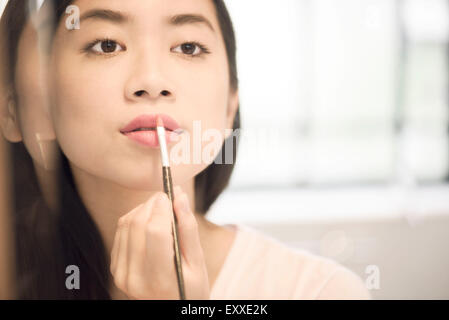 Frau mit Lipbrush Lippenstift anwenden Stockfoto