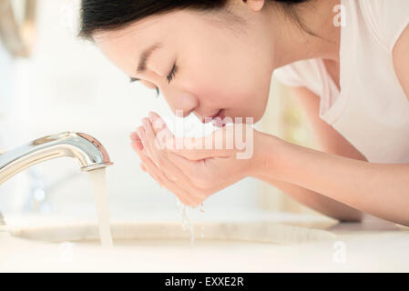 Frau waschen Gesicht Stockfoto