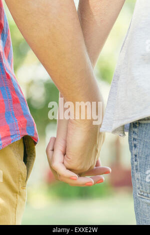 Paar Hand in Hand im Freien, beschnitten Rückansicht Stockfoto