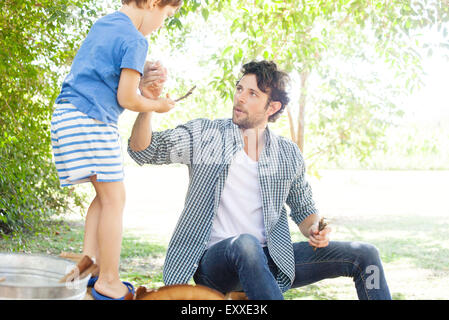 Vater und Sohn, die helfende hand Stockfoto