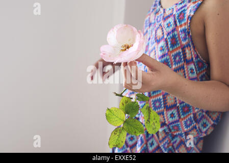 Mädchen mit rose, beschnitten Stockfoto