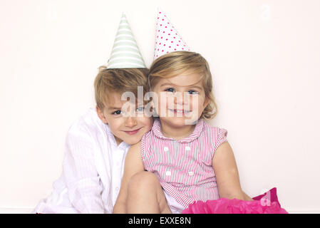 Kinder tragen Partyhüte, Porträt Stockfoto