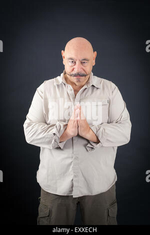 Hübscher Mann dabei verschiedene Ausdrücke in verschiedenen Arten von Kleidung: Gebet Stockfoto