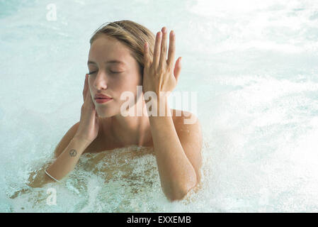 Frau im Whirlpool einweichen Stockfoto