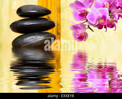 Japanische Zen Garten mit gestapelten Steinen und Spiegelung im Wasser Stockfoto