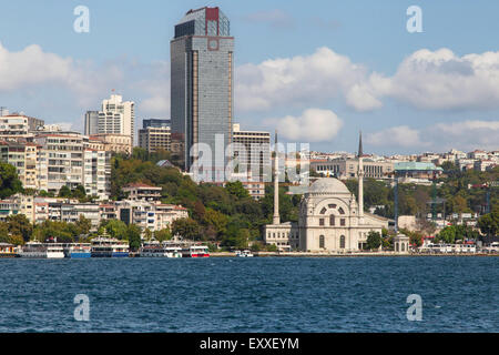 Dolmabahce Moschee und Stadtteil Besiktas aus dem Bosporus, Istanbul, Türkei. Stockfoto