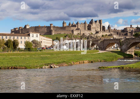 Cite de Carcassonne vom Fluss Aude, Languedoc-Roussillon, Frankreich. Stockfoto