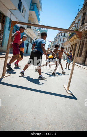 Havanna, Kuba - 13. Juni 2011: Junge Kubaner ein Spiel des Fußballs auf den Straßen von Centro. Stockfoto