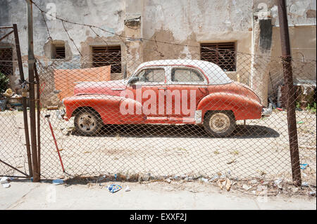 Amerikanische Oldtimer steht geparkt in der Sonne auf einem staubigen viel in Centro, Havanna, Kuba Stockfoto