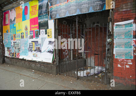 Geschlossene verlassenes Gebäude bedeckt in Plakaten Vancouver Downtown Eastside, ärmsten Viertel in Kanada. Stockfoto