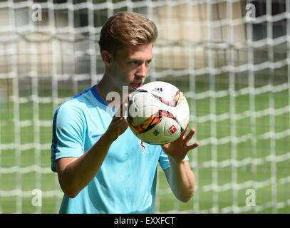 Berlin, Deutschland. 17. Juli 2015. Herthas Mitchell Weiser in Aktion während einer Trainingseinheit des deutschen Fußball-Bundesliga-Fußball-club Hertha BSC in Berlin, Deutschland, 17. Juli 2015. Foto: SOEREN STACHE/Dpa/Alamy Live News Stockfoto