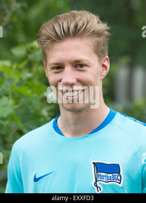 Berlin, Deutschland. 17. Juli 2015. Herthas Mitchell Weiser Posen nach einer Trainingseinheit des deutschen Fußball-Bundesliga-Fußball-club Hertha BSC in Berlin, Deutschland, 17. Juli 2015. Foto: SOEREN STACHE/Dpa/Alamy Live News Stockfoto