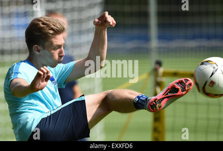 Berlin, Deutschland. 17. Juli 2015. Herthas Mitchell Weiser in Aktion während einer Trainingseinheit des deutschen Fußball-Bundesliga-Fußball-club Hertha BSC in Berlin, Deutschland, 17. Juli 2015. Foto: SOEREN STACHE/Dpa/Alamy Live News Stockfoto