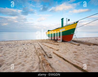 Angelboot/Fischerboot am Ufer der Ostsee. Schönen langen Belichtungszeiten Meereslandschaft mit Fischerboot. Stockfoto