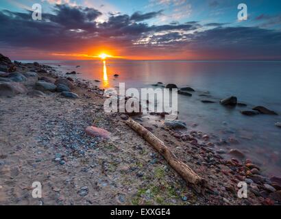 Beautifu felsigen Küste bei Sonnenaufgang oder Sonnenuntergang. Langzeitbelichtung Landschaft. Ostsee in der Nähe von Gdynia in Polen. Stockfoto