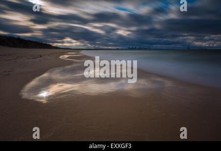 Baltischen Küste auf langen Belichtungszeit fotografiert. Dunkle dramatische Seelandschaft des polnischen Ufer der Ostsee. Stockfoto