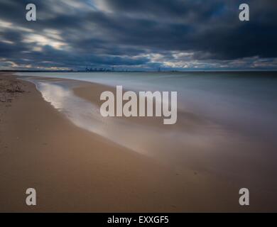 Baltischen Küste auf langen Belichtungszeit fotografiert. Dunkle dramatische Seelandschaft des polnischen Ufer der Ostsee. Stockfoto