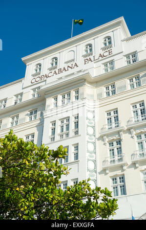 RIO DE JANEIRO, Brasilien - 11. Februar 2014: Fassade des Hotel Copacabana Palace, erbaut in den 1920er Jahren im Stil der Côte d ' Azur. Stockfoto