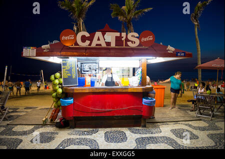 RIO DE JANEIRO, Brasilien - 14. Januar 2015: Beachgoer verlässt Ipanema-Strand in der Nähe ein Strandkiosk in einer typischen After-Hours-Szene. Stockfoto