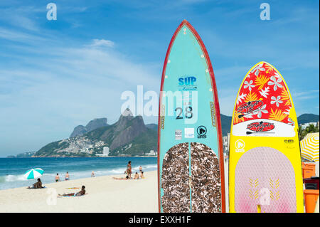 RIO DE JANEIRO, Brasilien - 22. März 2015: Bunte Stand-up Paddle Surfboards stehen aufgereiht am Strand von Arpoador. Stockfoto