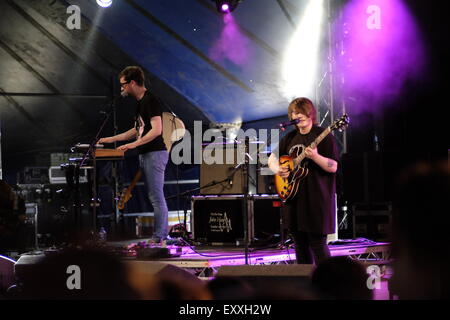 Henham Park, Southwold, Suffolk, UK. 17. Juli 2015. SOAK Öffnen des Latitude Festival 2015 auf der Bühne von Radio 6 Credit: Scott Hortop/Alamy Live News Stockfoto