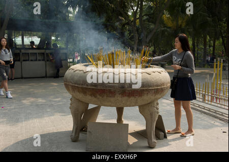 Buddhistische ritual Räucherwerk Angebote in einer Pfanne am Eingang des Po Lin Kloster, Ngong Ping, Lantau Island, Hong Kong, China platziert Stockfoto