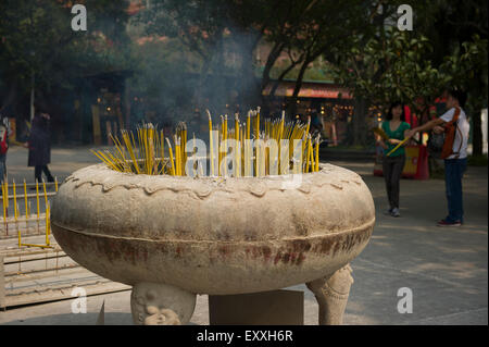 Buddhistische ritual Räucherwerk Angebote in einer Pfanne am Eingang des Po Lin Kloster, Ngong Ping, Lantau Island, Hong Kong, China platziert Stockfoto