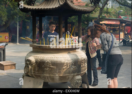 Buddhistische ritual Räucherwerk Angebote in einer Pfanne am Eingang des Po Lin Kloster, Ngong Ping, Lantau Island, Hong Kong, China platziert Stockfoto