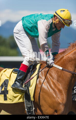Jockey auf Rennpferd an Vancouver Hastings Exhibition Park Rennstrecke. Stockfoto