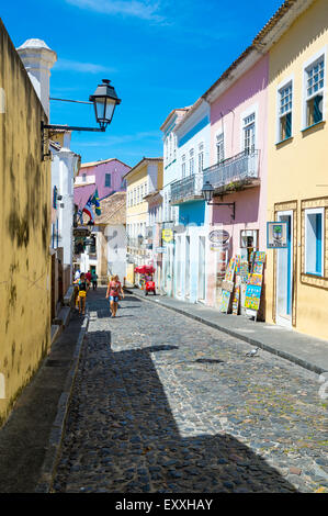 SALVADOR, Brasilien - 12. März 2015: Das tägliche Leben entlang der Straße mit Kopfsteinpflaster umgeben von Kolonialbauten in Pelourinho. Stockfoto