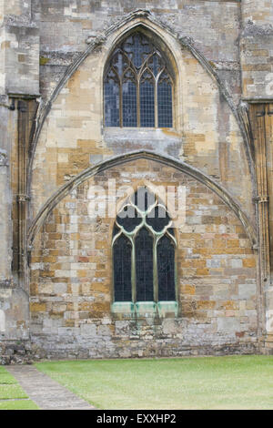 Farbige Glasfenster an der Außenseite des Tewkesbury Abbey Stockfoto