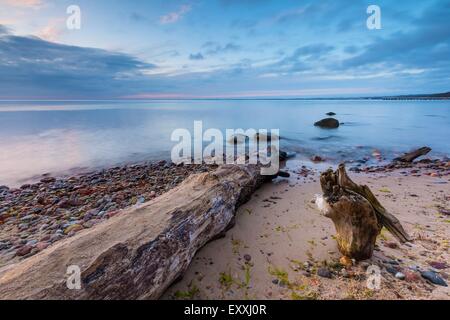 Schöne felsige Küste bei Sonnenaufgang oder Sonnenuntergang. Langzeitbelichtung Landschaft. Ostsee in der Nähe von Gdynia in Polen. Stockfoto