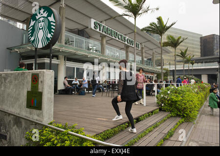 Starbucks Coffee-Shop befindet sich in Tsim Sha Tsui Promenade, Hong Kong, China. Stockfoto