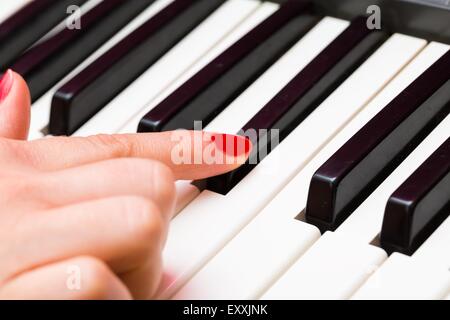 Nahaufnahme der Tastatur Synthetizer. Abstrakte Hintergrundmusik mit Hände auf der Tastatur spielen. Stockfoto