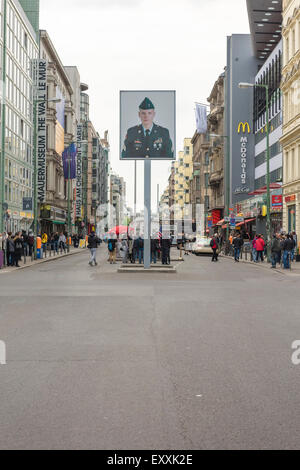 Berlin Checkpoint Charlie, mit Blick auf ein großes Porträt eines US-Soldaten stationiert, an der Stelle der US-Sektor der Checkpoint Charlie, Friedrichstrasse, Berlin Stockfoto