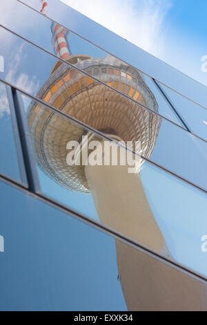 Berlin Fernsehturm, Blick auf den 365 Meter hohen Fernsehsender im Alexanderplatz-Kaufhaus, Berlin, Deutschland. Stockfoto