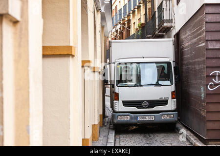 Sat Nav Fehler, Sat Navigation, Error, Fehler, Van, Fahrzeug, das Navigieren durch die engen Gassen der Altstadt von Sevilla, in der Mitte von Sevilla, Andalusien, Spanien, Europa. Stockfoto